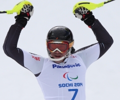 Российский знаменосец выиграл золото в слаломе на Паралимпиаде