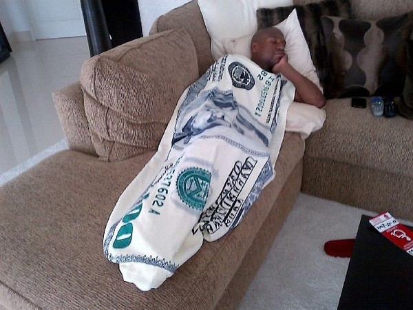Флойд под своим любимым одеялом. Фото Инстаграмм